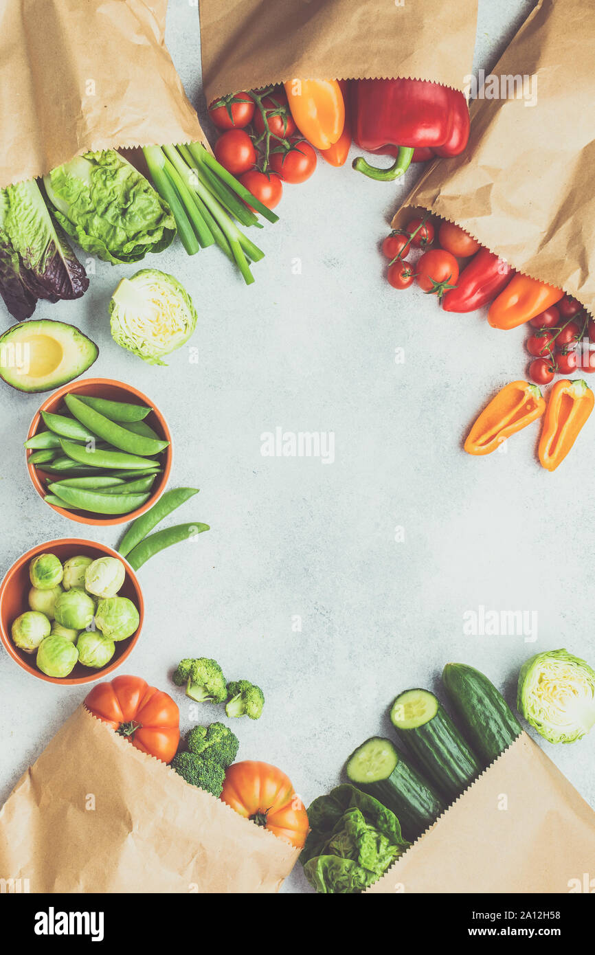 Organic Farm produzieren in Papiertüten, Tomaten Gurken salat Paprika Frühlingszwiebel Brokkoli Erbsen auf Weiß, null Abfall shopping Konzept, Ansicht von oben, Kopieren, getönt, selektiven Fokus Stockfoto