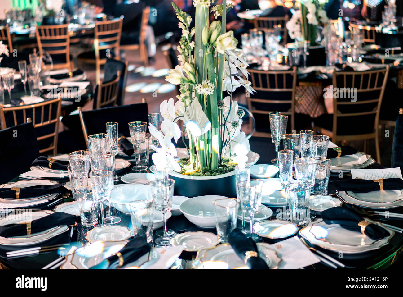 Luxus Catering und Service. Hochzeit oder Jubiläum. Bankett Tisch serviert mit Besteck, Blumen, Besteck und Tischdecke. Stockfoto