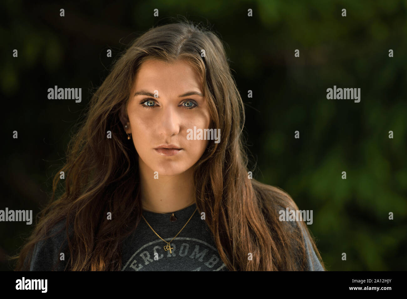 Schone Madchen Lange Haare Blaue Augen Scharf Stockfotografie Alamy