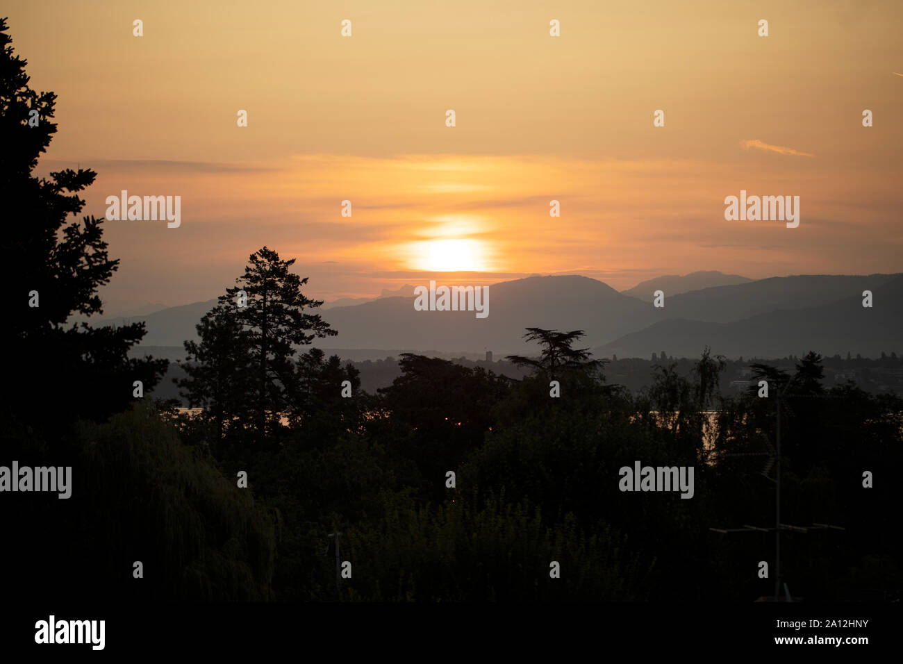 Sonnenaufgang über Lac Léman (Genfer See) An einem Sommermorgen in Genf, Schweiz. Stockfoto