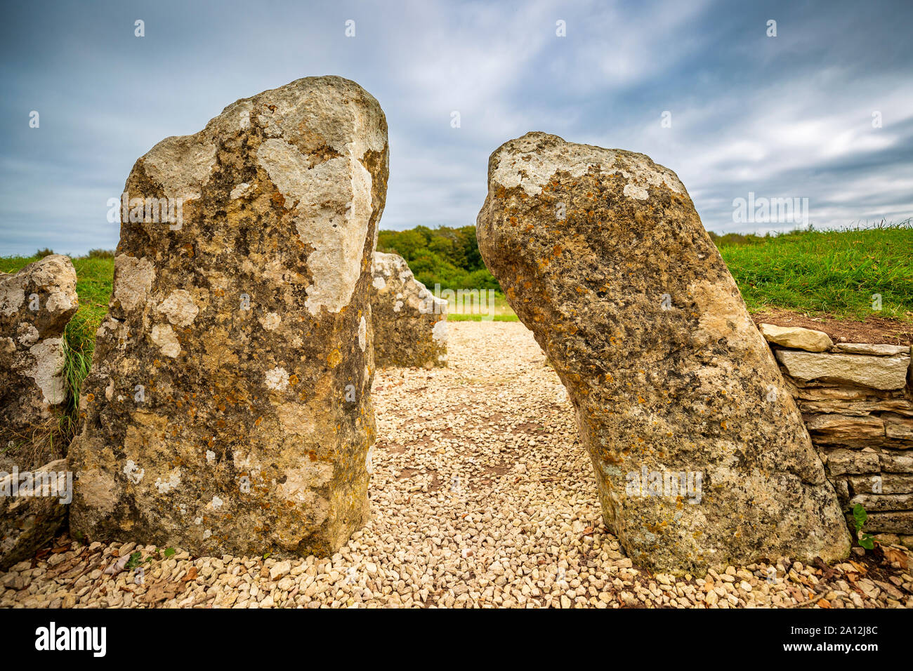 Einengende Steine von Nympsfield Neolithische lange Barrow auf dem Cotswold Way Fußweg, Gloucestershire, England Stockfoto