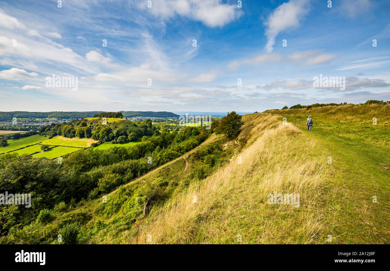 Ein Blick entlang der Stadtmauer von Uley Bury Iron Age Hill Fort in Richtung Downham Hill in den Cotswolds, England Stockfoto