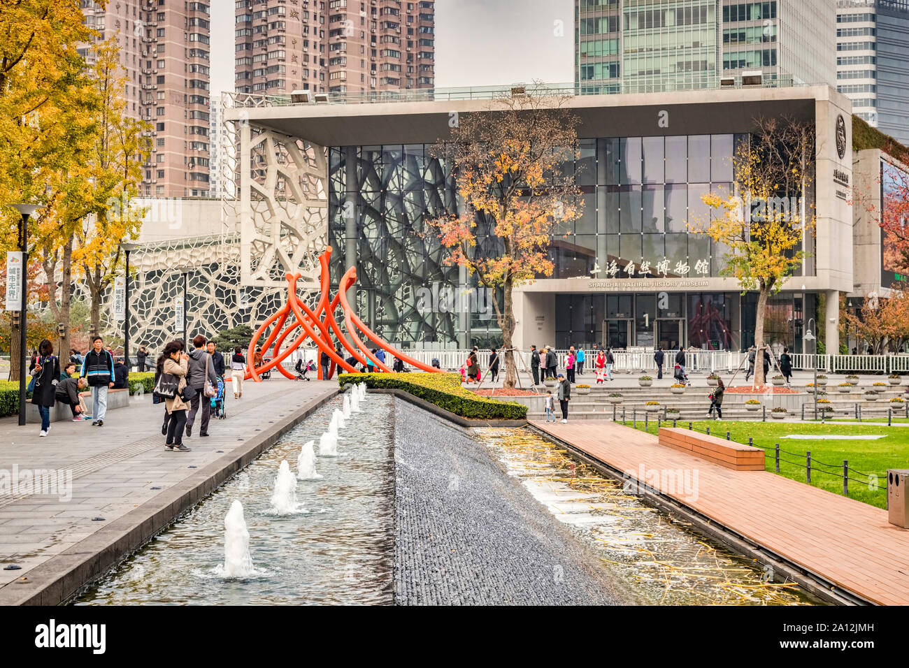 30. November 2018: Shanghai, China - Die Jing'an Skulpturenpark, mit dem Shanghai Natural History Museum im Hintergrund. Stockfoto