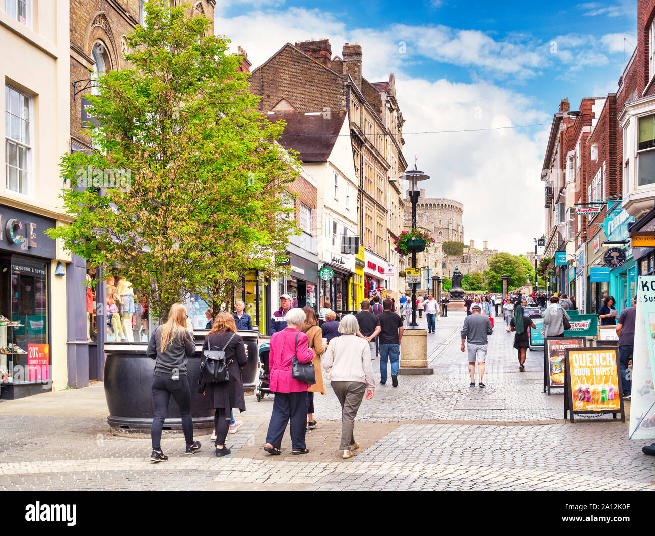 5. Juni 2019: Windsor, Berkshire, UK-Shopper und Touristen in Peascod Straße, der wichtigsten Einkaufsstraße in der Stadt, mit Schloss Windsor an der Spitze... Stockfoto