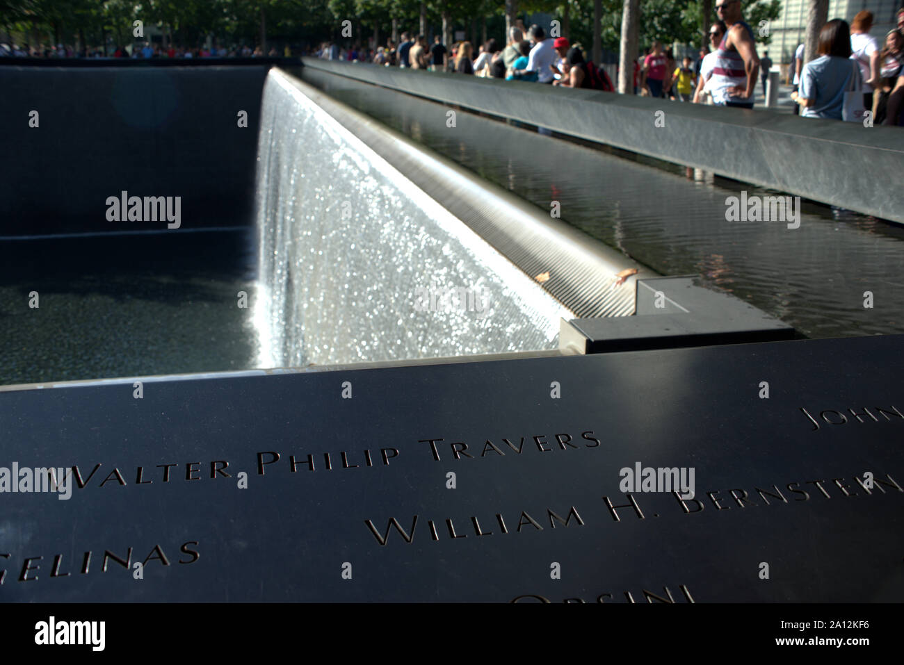 Inschrift Panels, Wasserfälle und reflektierenden Pools an der Nationalen September 11 Memorial und Museum, Manhattan, New York, USA Stockfoto