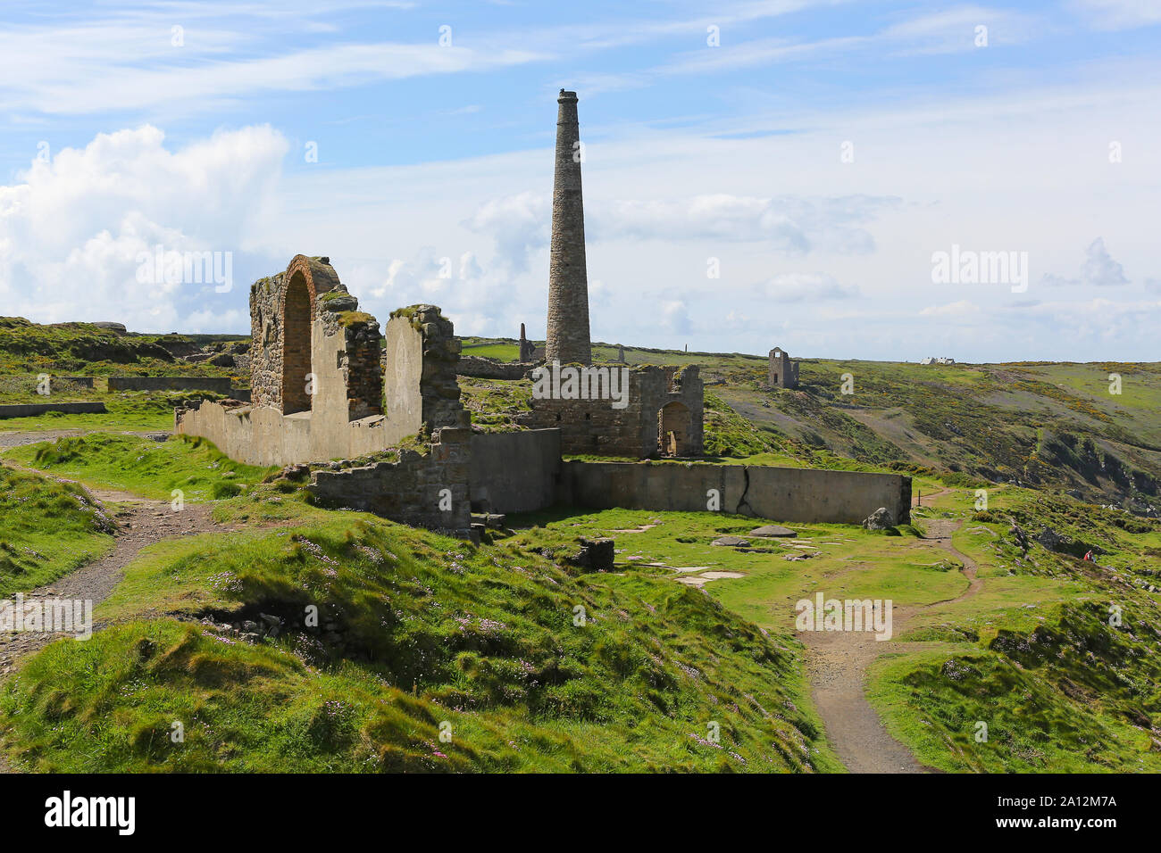 Alte Gebäude in der Levante Zinnmine auf Trewellard, Pendeen, in der Nähe von St. Just, Cornwall, England, Großbritannien. Bild entnommen aus öffentlichen Fußweg Stockfoto