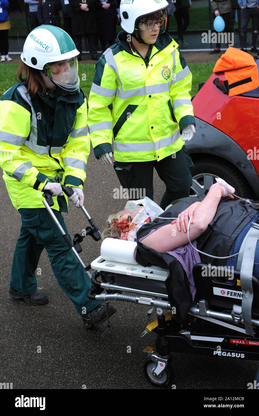 'DYing 2 Drive "Road Safety bei Einbeziehung von Notfalldiensten. Herefordshire & Ludlow College. Mitglieder von Polizei, Feuerwehr und Rettungsdienst ihre Reaktion auf einen tödlichen Verkehrsunfall demonstrieren. Stockfoto