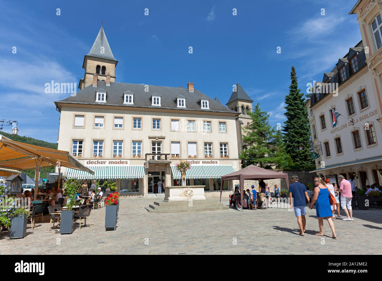 Luxemburg, Echternach, Place du Marche, Decker Modi Gebäude und Blumen auf dem Wasser Brunnen Stockfoto