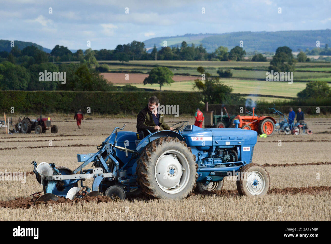 Weobley Pflügen Match-Nigel Preis ab Malvern auf einem 2000 Super Dexter Traktor mit einem Ransome TS 59 Pflug. Stockfoto