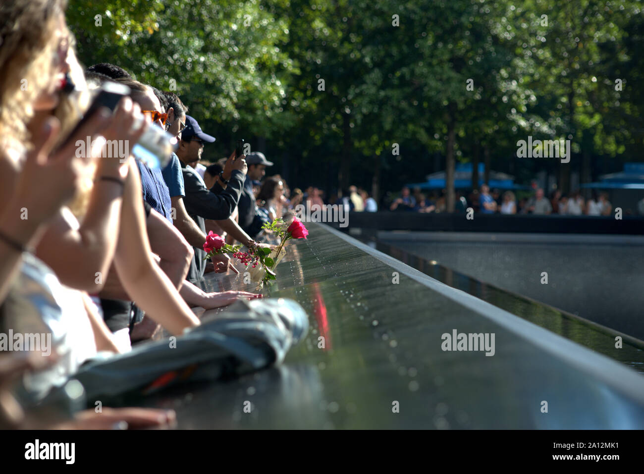 Inschrift Panels, Wasserfälle und reflektierenden Pools an der Nationalen September 11 Memorial und Museum, Manhattan, New York, USA Stockfoto