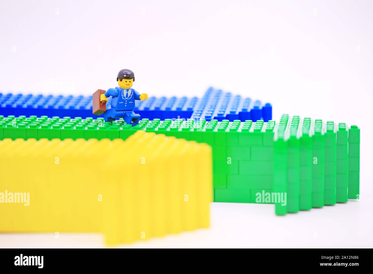 Er Lego mini Zeichen ist zu Fuß auf den Pfeil. Lego Miniatur sind die erfolgreiche Linie in Lego Produkte. Stockfoto