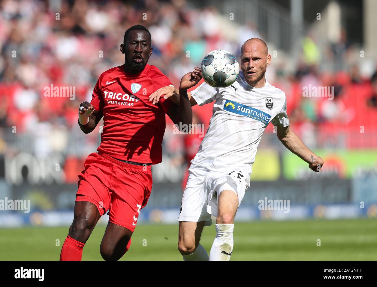 Firo: 21.09.2019, Fußball, 2.Bundesliga, Saison 2019/2020, SV Sandhausen - VfL Bochum 1:1 Mboussy GANVOULA, Bochum, links versus NAUBER | Verwendung weltweit Stockfoto