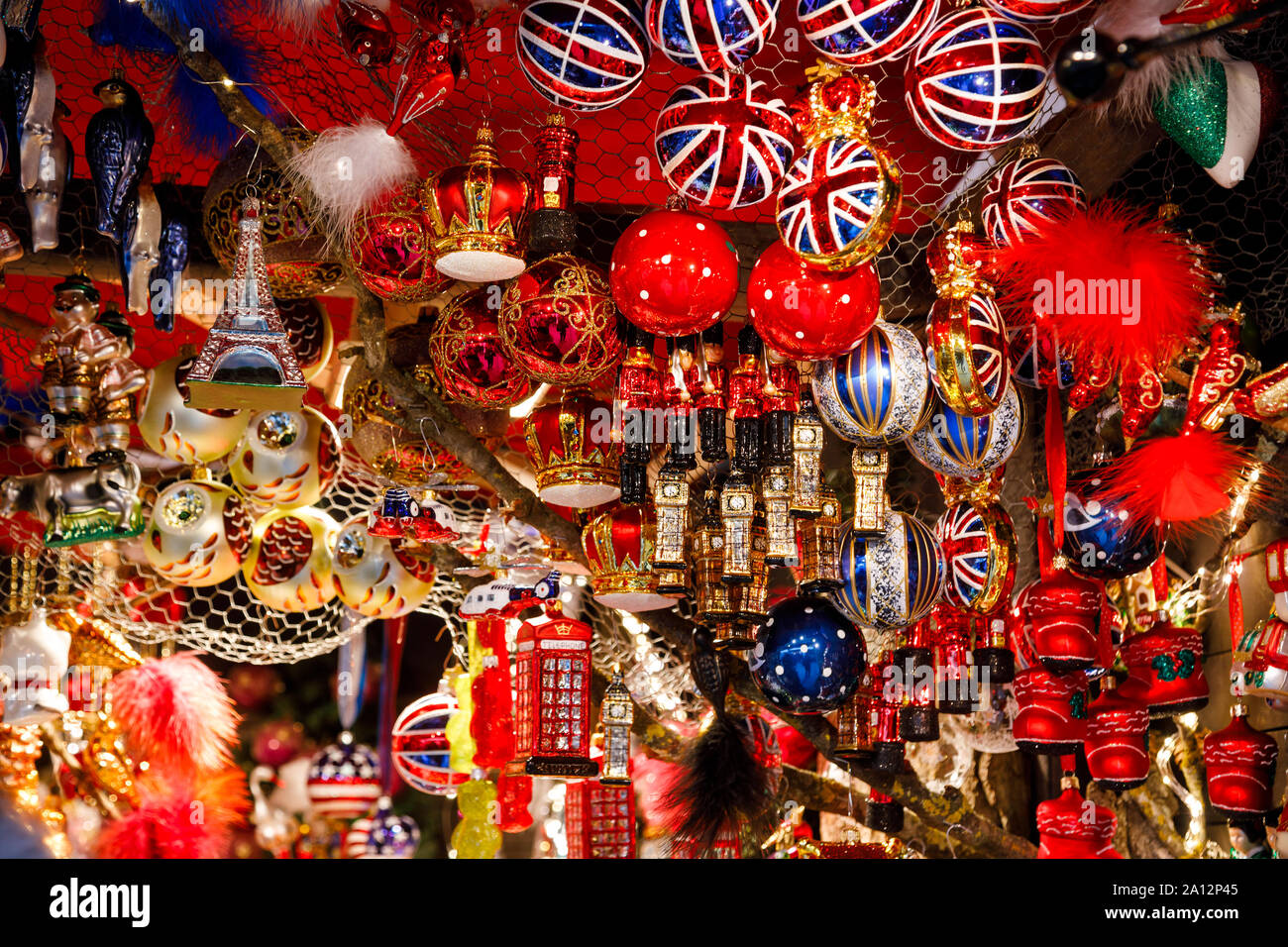 Britische themed Glas Christbaumschmuck für Verkauf am Weihnachtsmarkt (Christkindlmarkt) im Zentrum von Berlin ausgeht, Deutschland Stockfoto