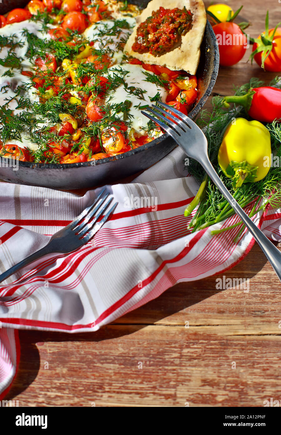 Spiegeleier mit Gemüse in einer Pfanne vegetarisches Frühstück Stockfoto