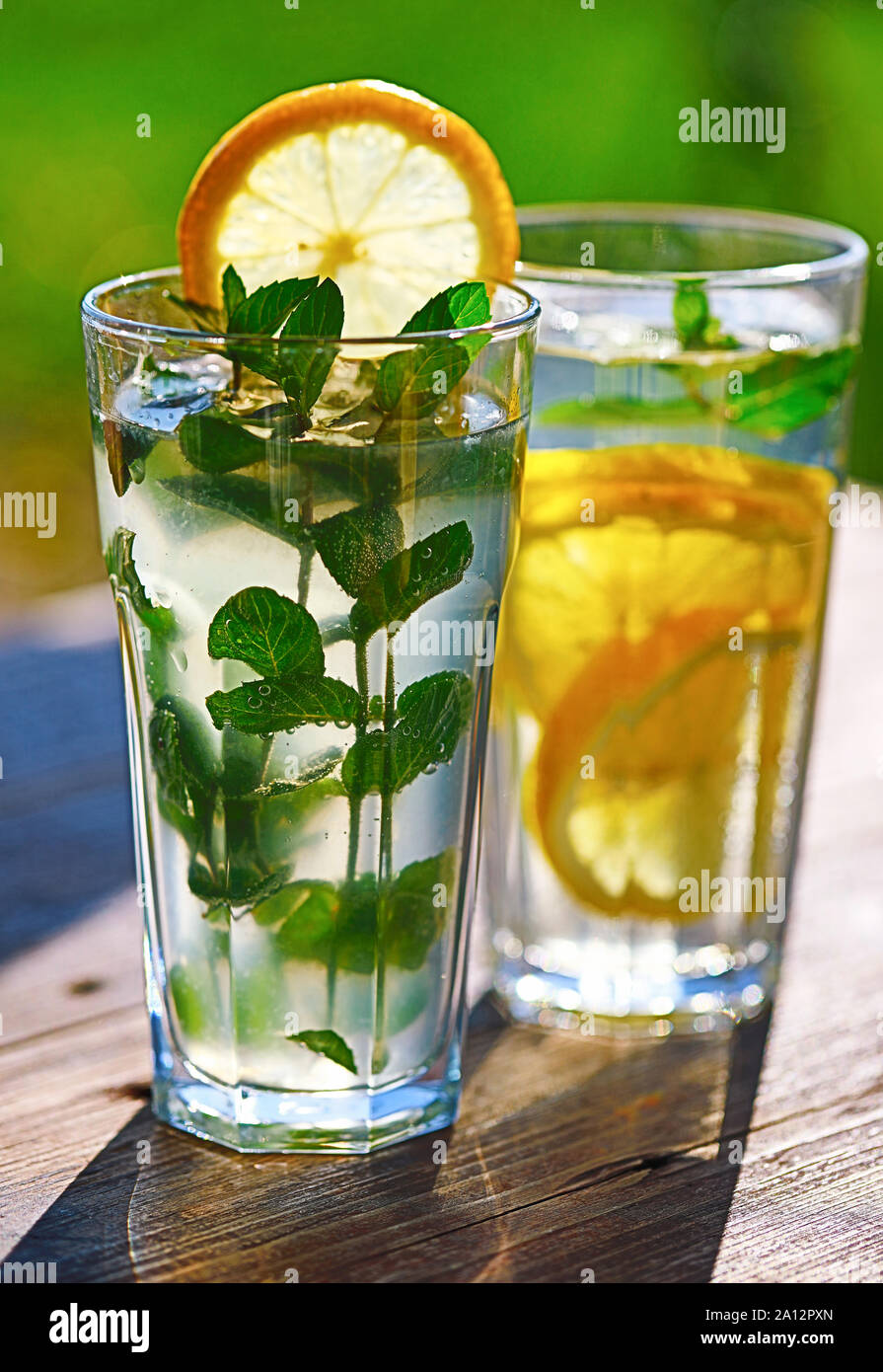 Kaltes Getränk, Limonade in einem Glas auf dem Tisch Stockfoto