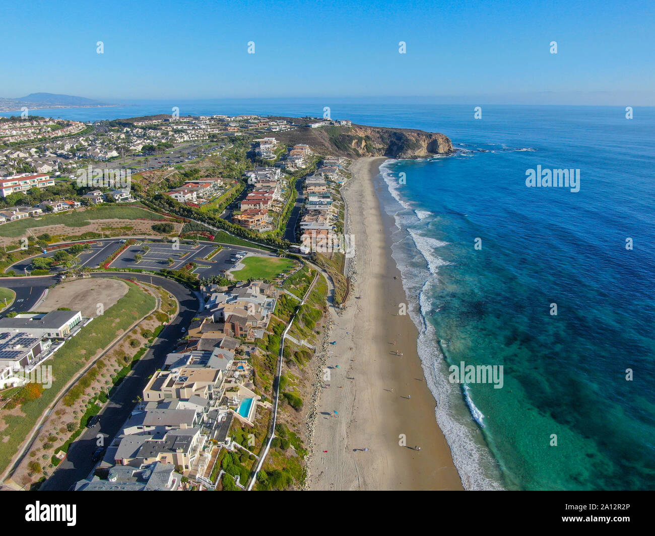 Luftaufnahme von Salt Creek und Monarch Beach Küste. Kleine Nachbarschaft in Orange County Stadt Dana Point. Kalifornien, USA. Luftaufnahme von wohlhabenden Villa und die Küste. Stockfoto