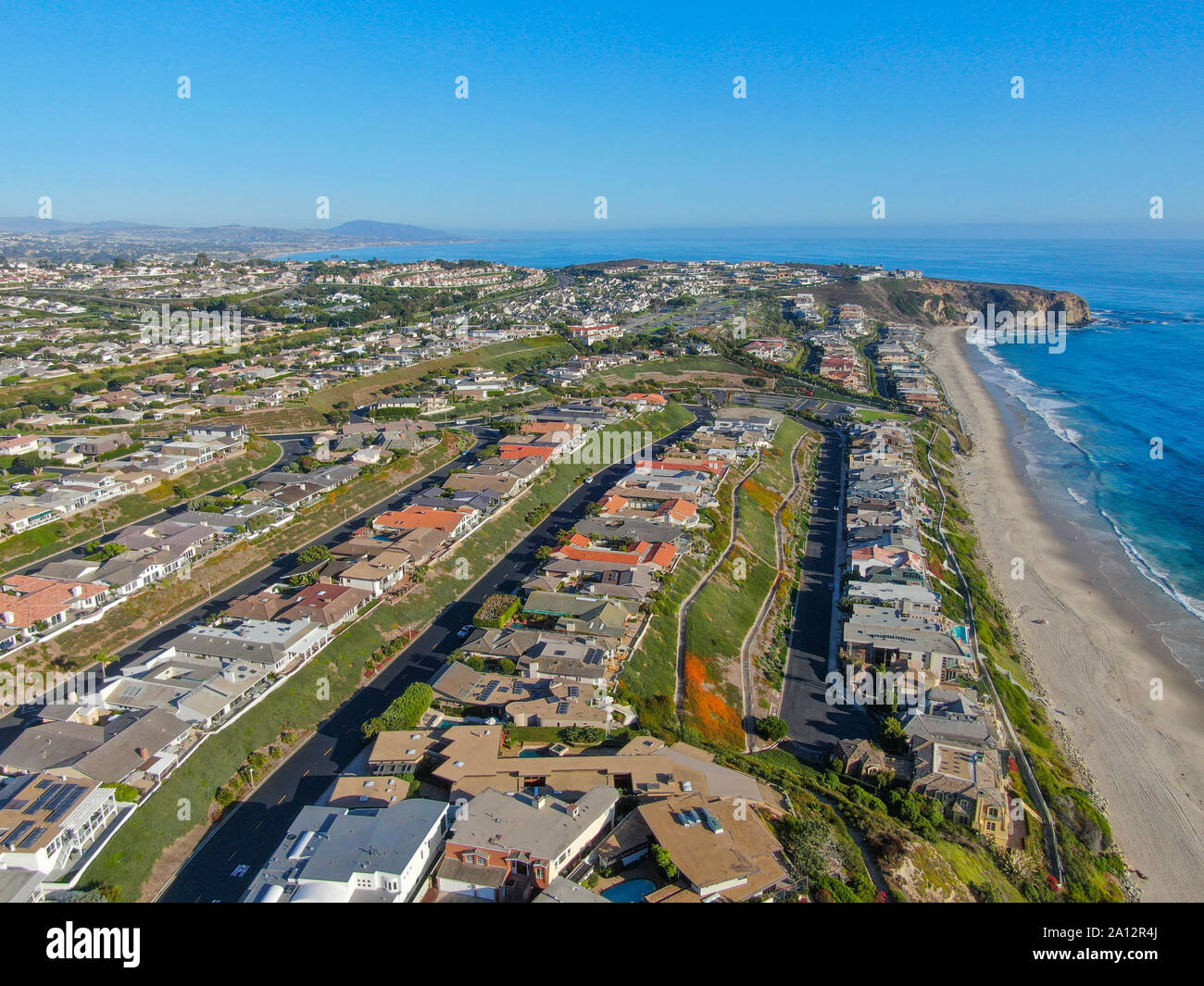 Luftaufnahme von Salt Creek und Monarch Beach Küste. Kleine Nachbarschaft in Orange County Stadt Dana Point. Kalifornien, USA. Luftaufnahme von wohlhabenden Villa und die Küste. Stockfoto