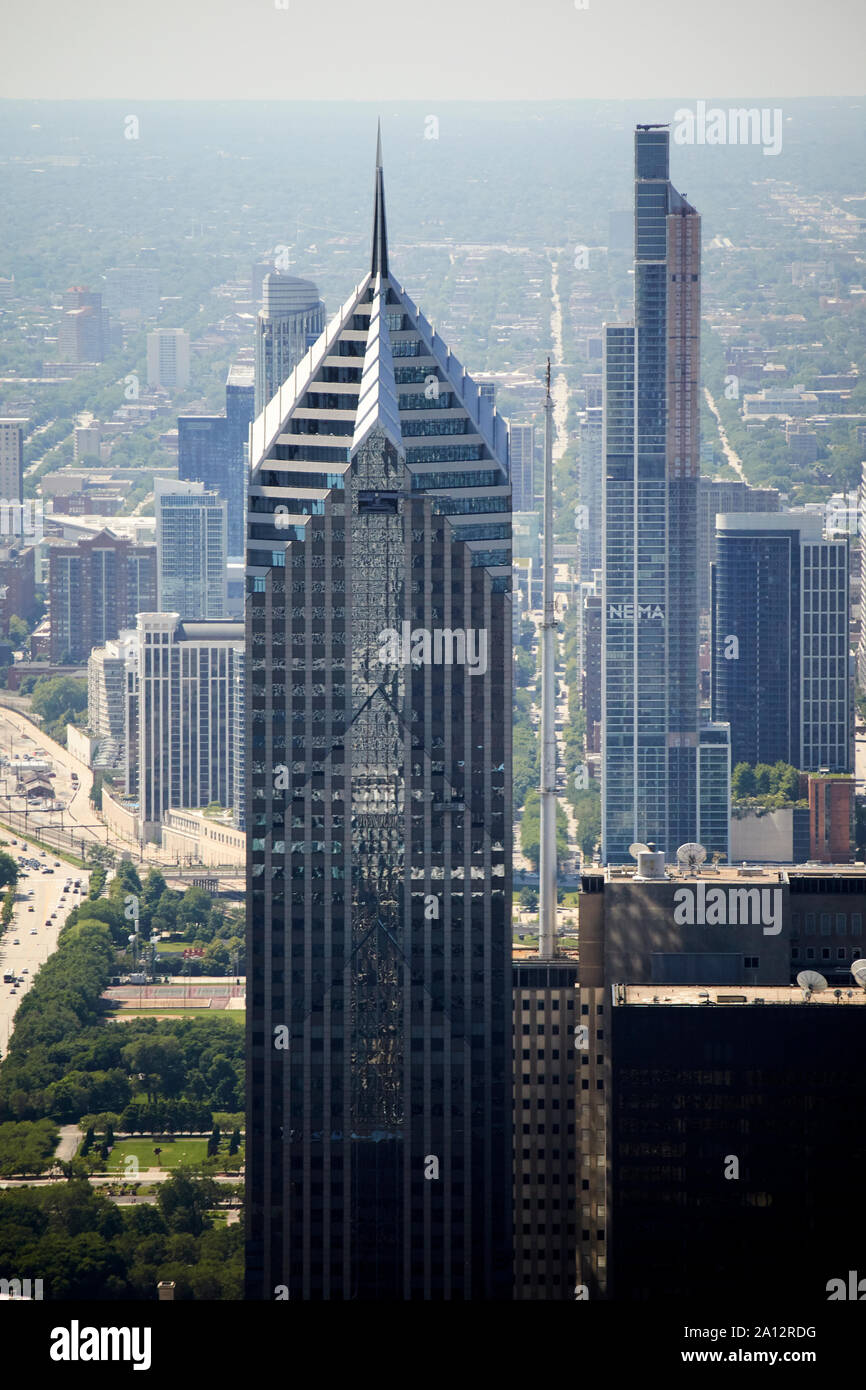 Zwei prudential Plaza und nema Chicago hinter mit umliegenden Gebäuden, die auf den Horizont schauen, wie durch Glas aus dem Hancock Center chica gesehen Stockfoto