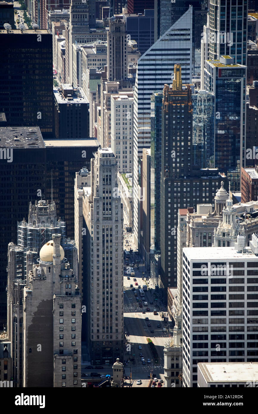 Blick nach unten entlang der Magnificent Mile North Michigan Avenue in der Innenstadt von Chicago Illinois Vereinigte Staaten von Amerika Stockfoto