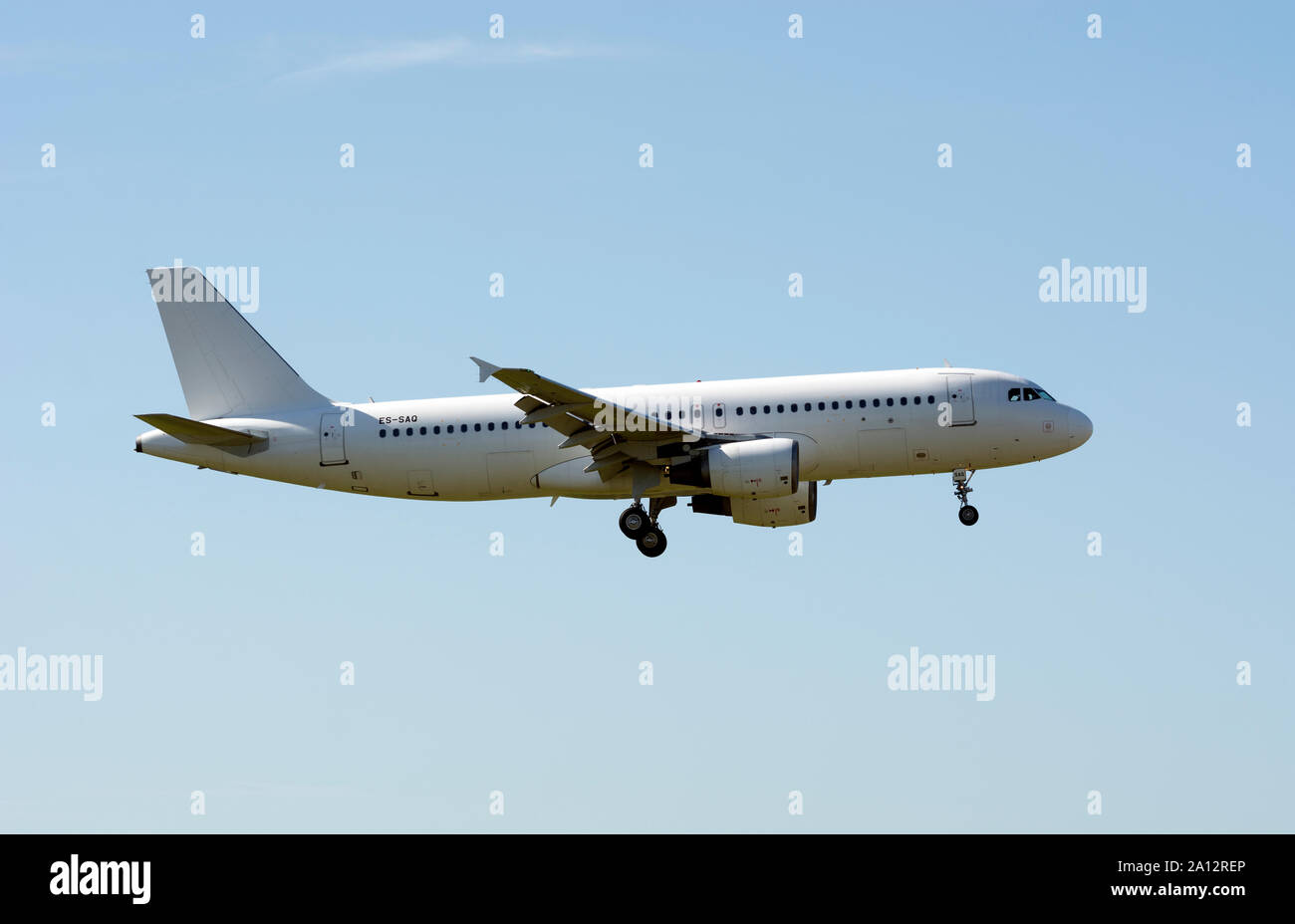 SmartLynx Airbus A 320-214 Landung am Flughafen Birmingham, UK (ES-SAQ) Stockfoto