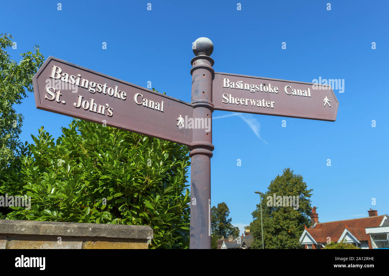 Eine fingerpost auf einem öffentlichen Fußweg in Woking von der Basingstoke Canal Leinpfad, Surrey, England, zeigen Sie auf lokale Orte von Interesse Stockfoto
