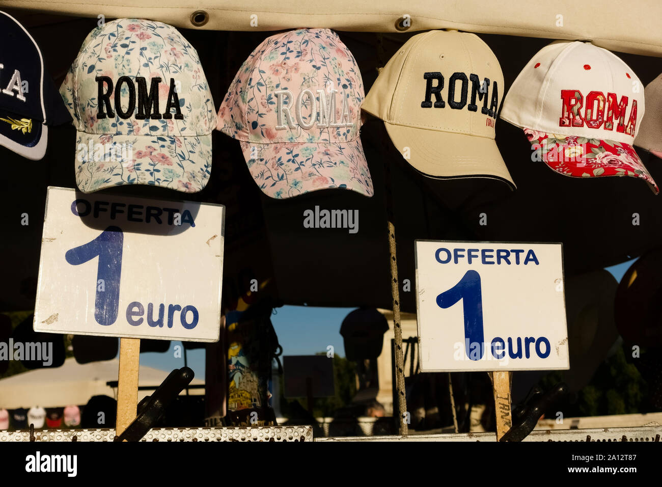 Touristeneinkäufe, Römische Hüte, römische italienische Souvenirs an einem Stand. Rom, Italien, Europa, EU. Stockfoto