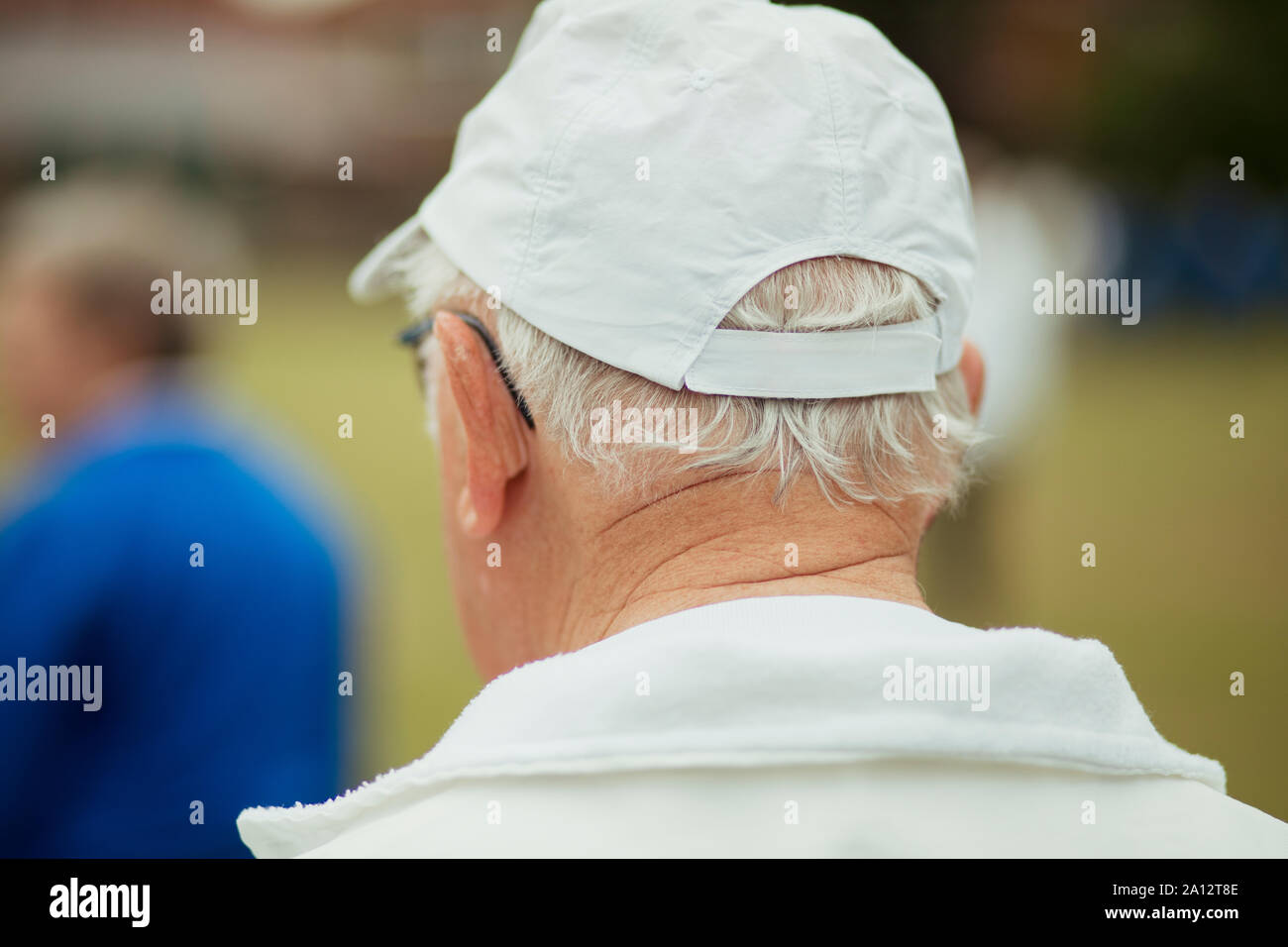 Eine Nahaufnahme von der Rückseite der ein älterer Mann Kopf. Er trägt eine weiße Kappe. Stockfoto