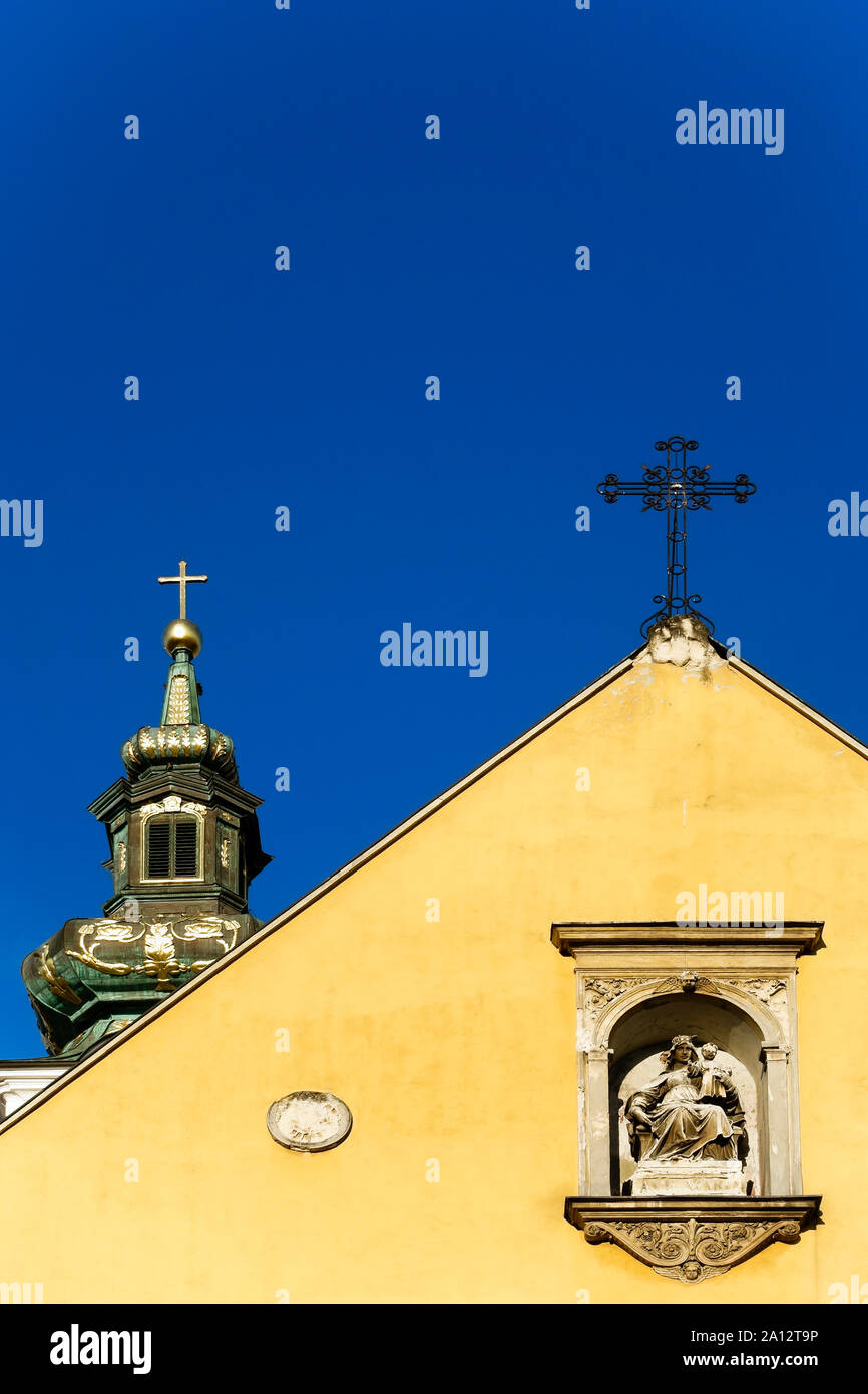 Kirche und Glockenturm der Heiligen Maria in Dolac. Zagreb, Kroatien, Europa, EU. Blauer Himmel, Kopierbereich. Stockfoto