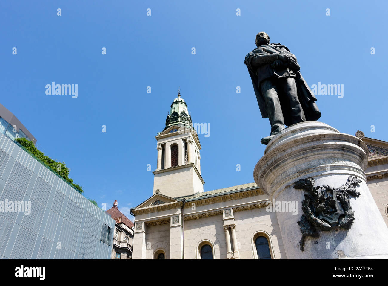 Denkmal Spomenik Petru Preradoviću Statue. Kathedrale der Verklärung des Herrn, Serbisch-orthodoxe Kathedrale. Glockenturm der Kirche. Zagreb Kroatien EU Stockfoto