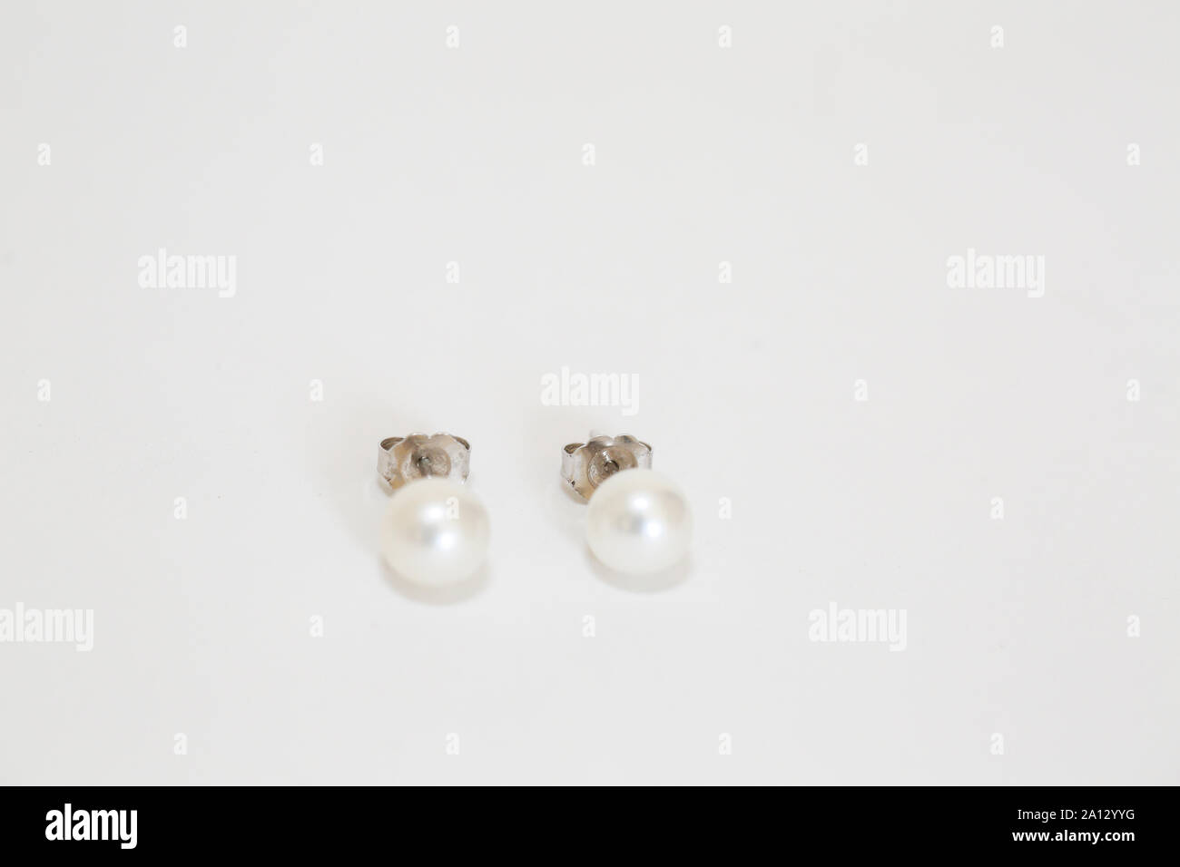 Weiße Perle Ohrringe paar Schmuck isoliert auf weißem zusammengesetzt - Bild Stockfoto