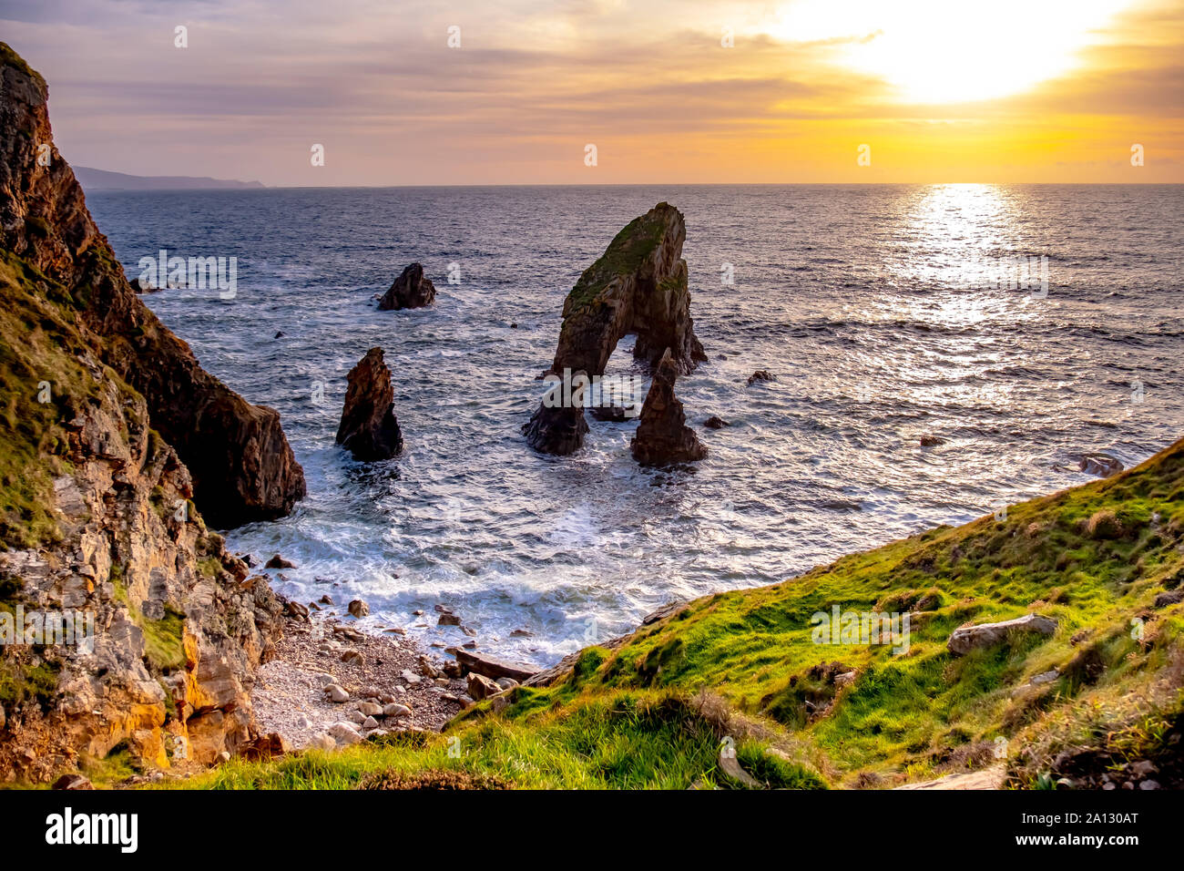 Crohy Kopf Sea Arch Reithosen bei Sonnenuntergang - County Donegal, Irland. Stockfoto