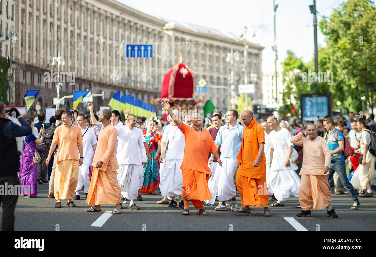Kiew, Ukraine, 26. Mai 2019. Ratha Jatra Festival auf Khreshchatyk Straße. Hunderte von Krishna devotees Tanzen und Singen der heiligen Namen Stockfoto
