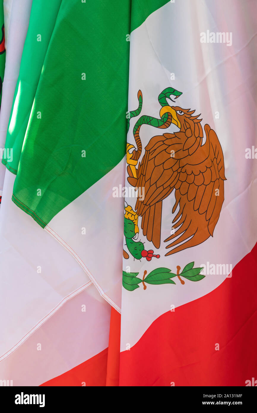 Mexiko Adler Wappen an der mexikanischen Flagge Stockfoto