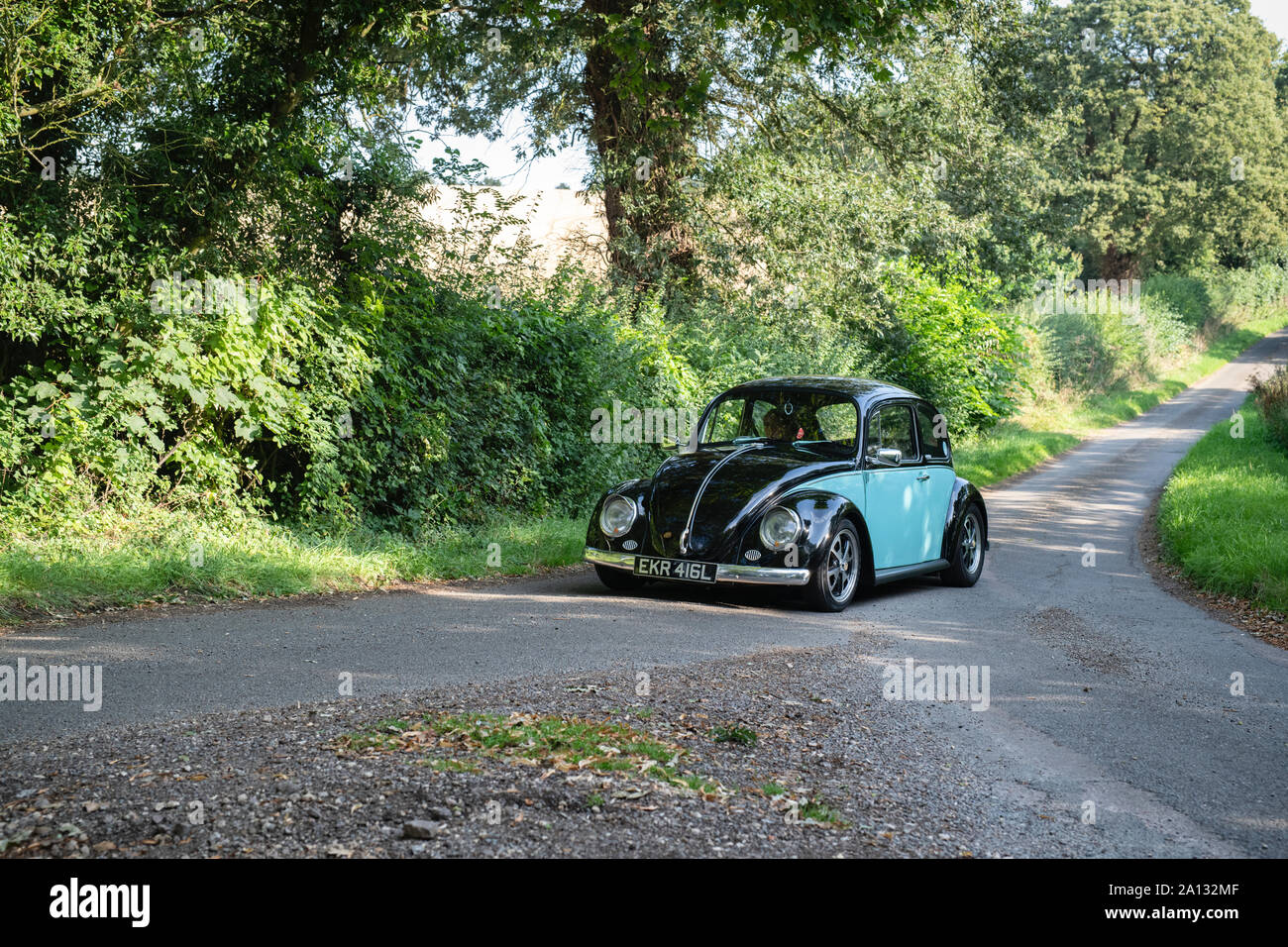 1972 VW Käfer 1200 gehen zu einem Oldtimertreffen in der Grafschaft Oxfordshire. Broughton, Banbury, England Stockfoto