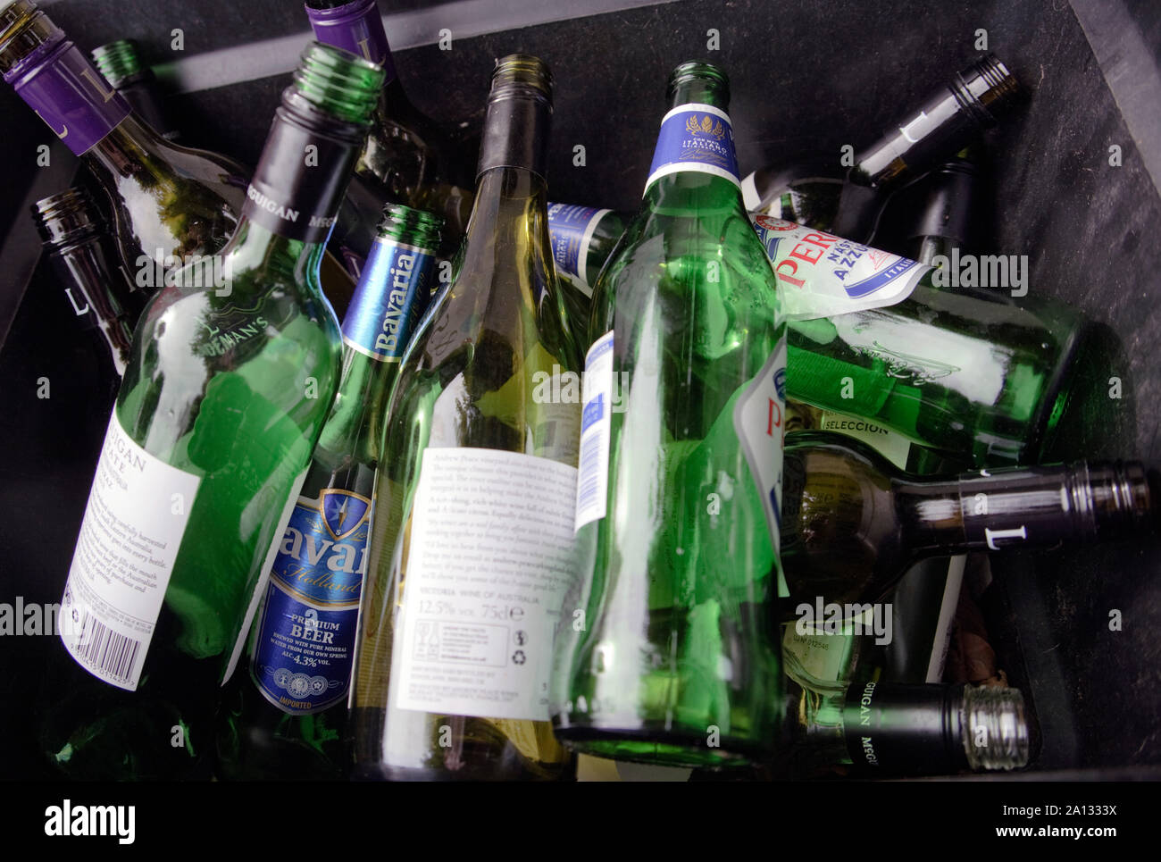 Glasflaschen in einer recycling-box Stockfoto