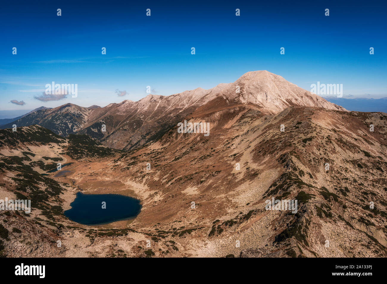 Vihren Peak und Vlahino (Vlahinsko) See in Pirin Mountain National Park, Bulgarien. Stockfoto