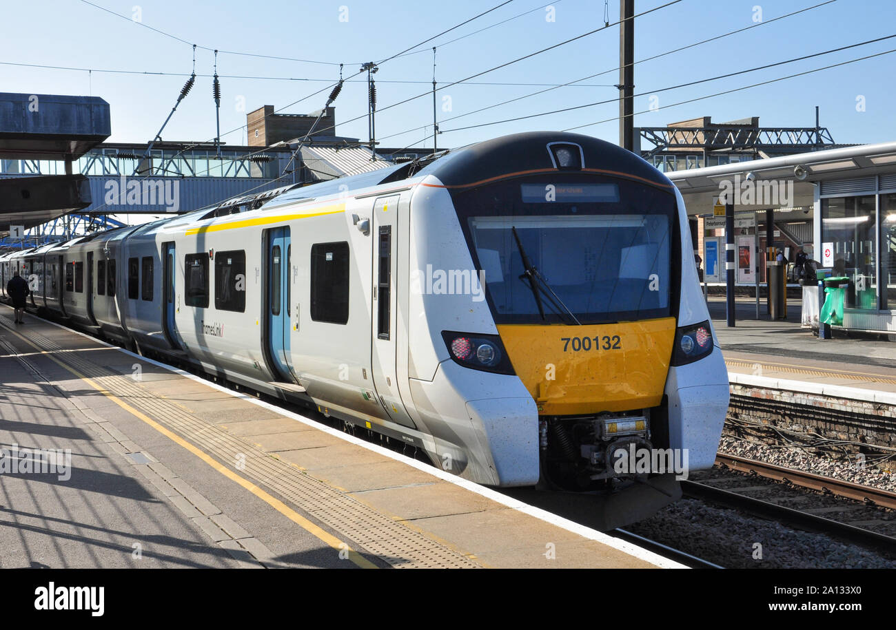 Thameslink Klasse 700 Elektrischer Triebzug für Horsham wartet am Bahnsteig 1, Peterborough, Cambridgeshire, England, Großbritannien Stockfoto