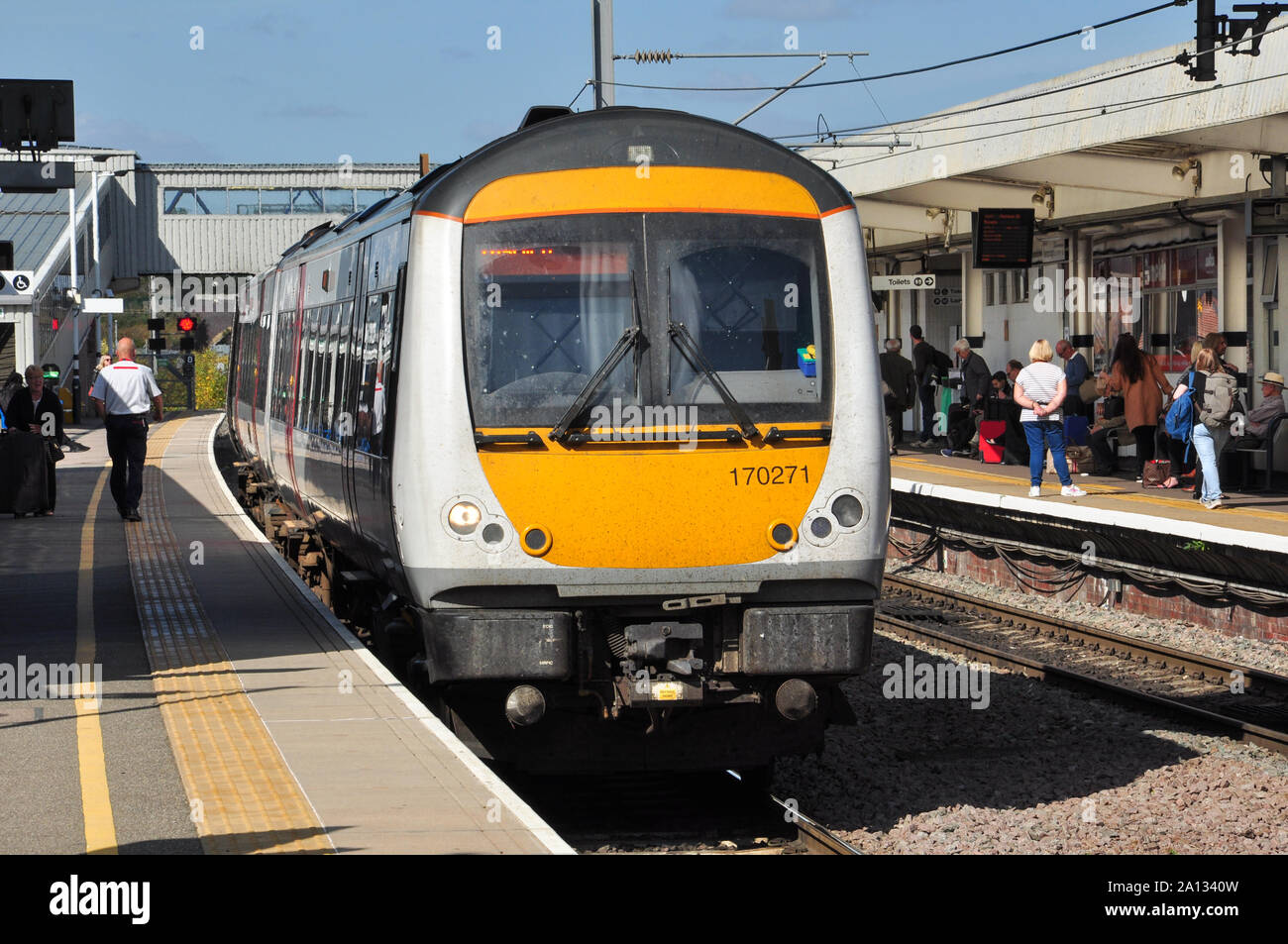 Klasse 170 DMU am Gleis 6, Peterborough, Cambridgeshire, England, Großbritannien Stockfoto