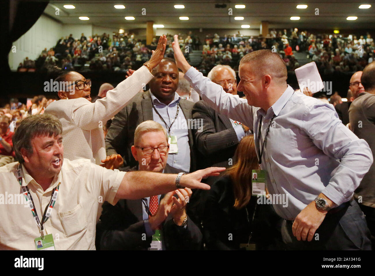 Brighton, UK. 23 Sep, 2019. Delegierte, darunter Len McCluskey (vorne 2 L) von Vereinen der Union, Feiern, nachdem eine Abstimmung über die Haltung der Partei der Arbeit auf Brexit während der jährlichen Konferenz der Labour Party 2019 in Brighton, UK. Montag, September 22, 2019. Foto Credit: Lukas MacGregor/Alamy leben Nachrichten Stockfoto