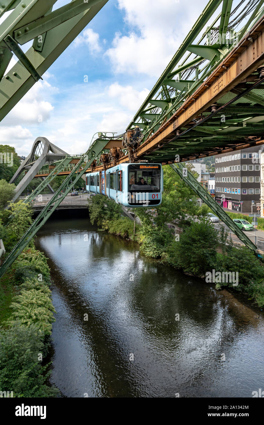 Die erstaunliche Hängebahn bezeichnet die Schwebebahn in Wuppertal, in der Nähe von Düsseldorf im Westen Deutschlands. Alle Züge sind jetzt diese blasse Farbe blau. Stockfoto