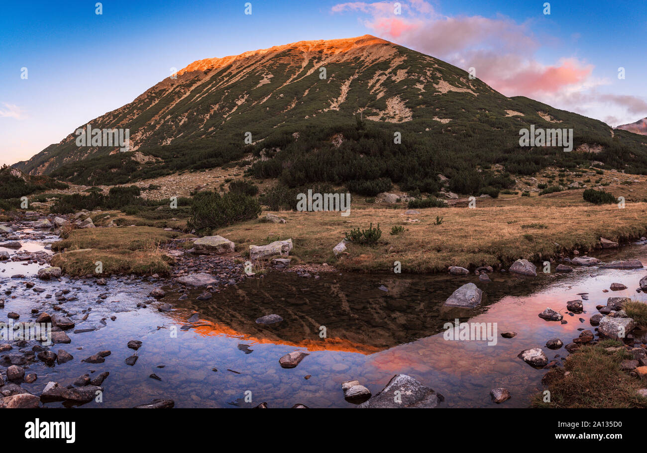 Herrlichen Blick auf den Sonnenuntergang von todorka (todorin) Peak von Banderitsa See Tal im Pirin-gebirge, Bulgarien Stockfoto