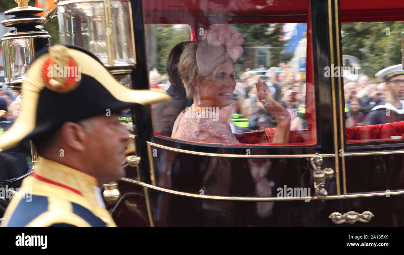 Prinzessin Laurentien und Prinz Constantijn vorbei in den Royal Coach winkt für die Masse auf Prinsjesdag in Den Haag Stockfoto
