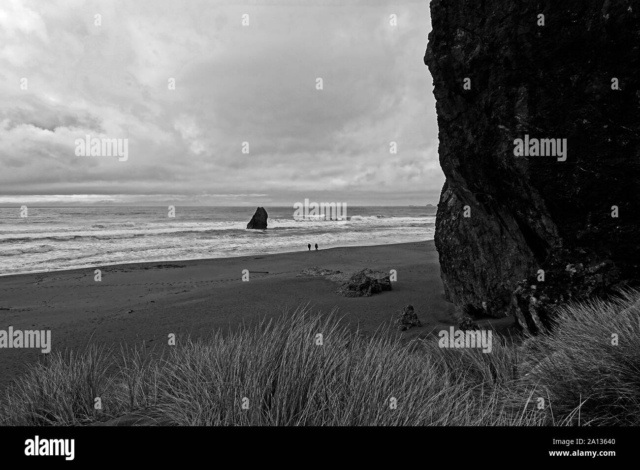 Ein paar Spaziergänge am Strand auf dem Oregon Küste in der Nähe der kleinen Stadt Gold Beach Stockfoto