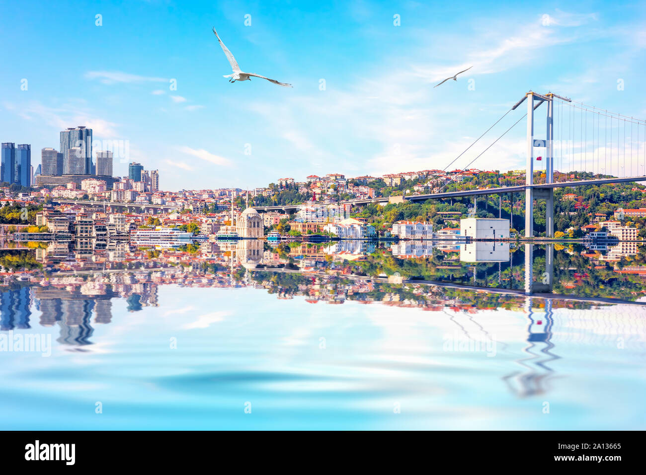 Die Bosporus-brücke, die Ortaköy Moschee und das skyscrappers auf dem Hintergrund, Istanbul Stockfoto