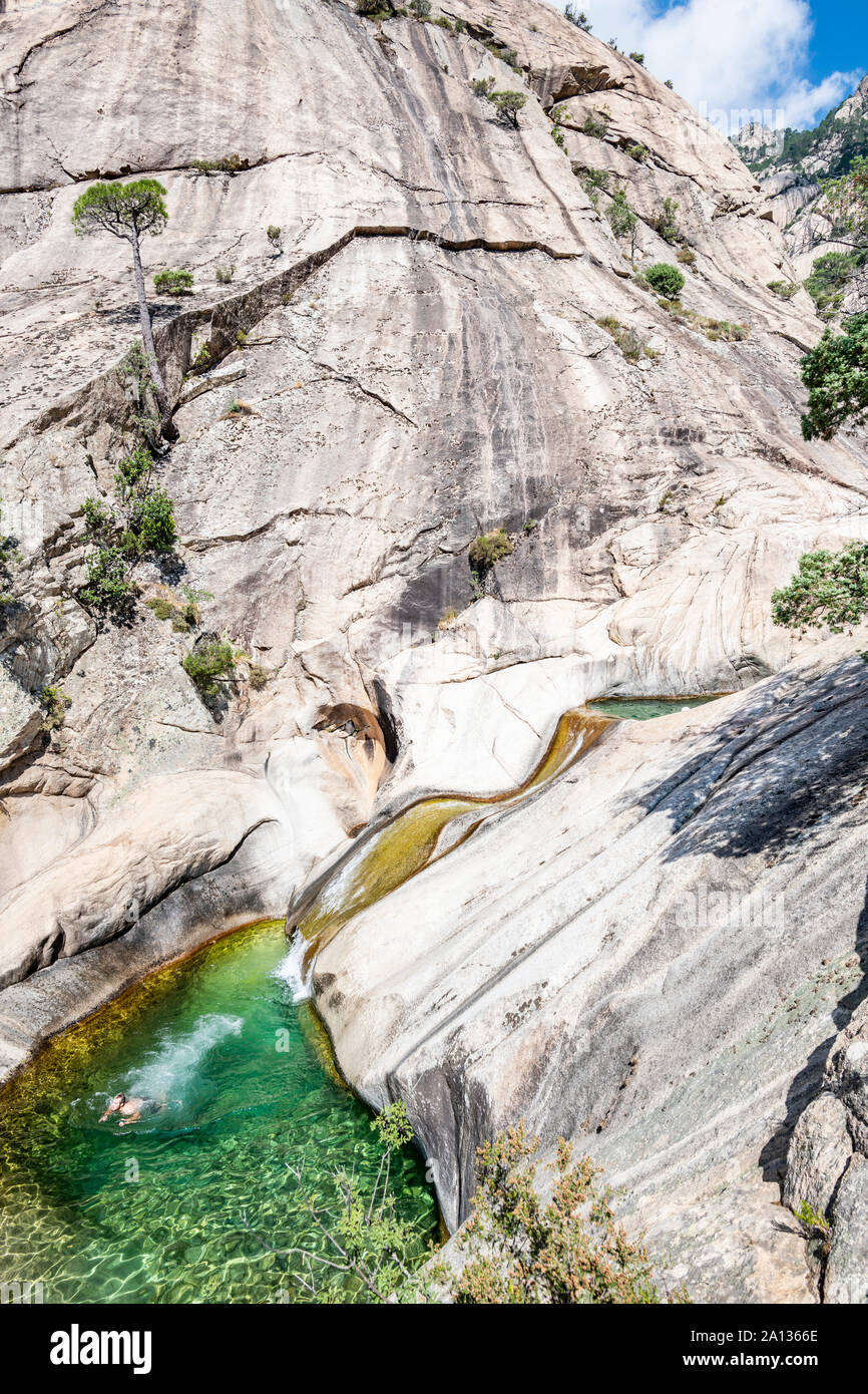 Purcaraccia Canyon in Bavella im Sommer, eine bekannte touristische Destination und Anziehung (für Canyoning und Wandern). Sie werden durch das klare Wasser gehen Stockfoto