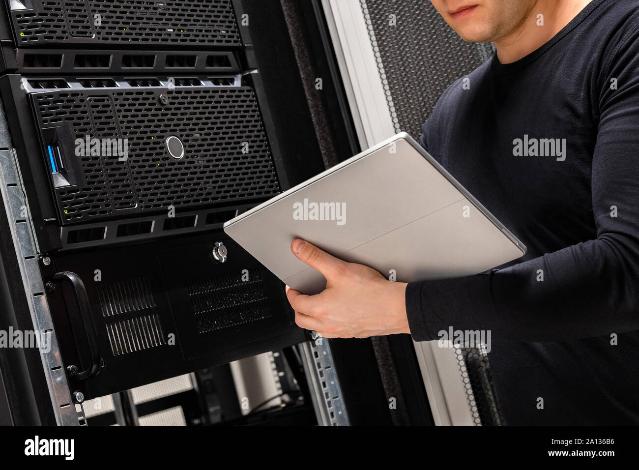 Nahaufnahme von IT Consultant Holding Digital Tablet Analysing Servern Stockfoto