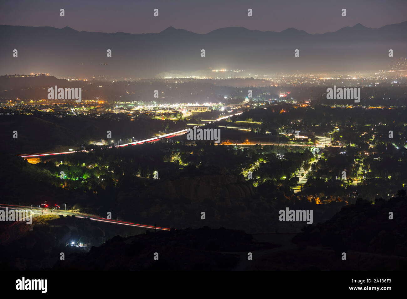 Nacht Hügel Blick auf die North San Fernando Valley und 118 Freeway in Los Angeles, Kalifornien. Stockfoto