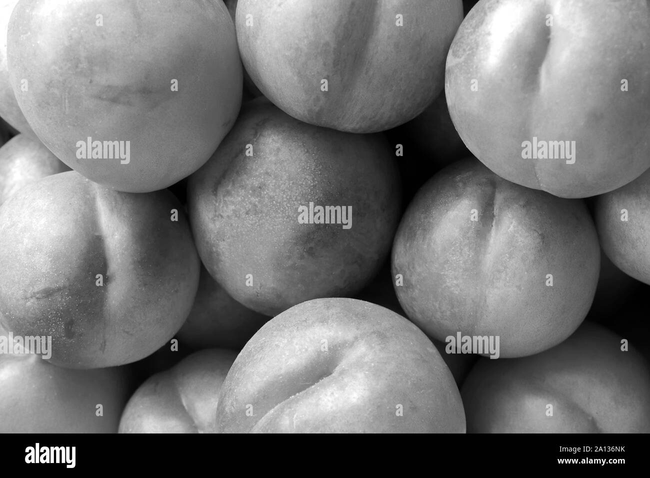 Schwarzer und weißer Pfirsich Füllung Textur. Pfirsiche frische Hintergrund. Stockfoto
