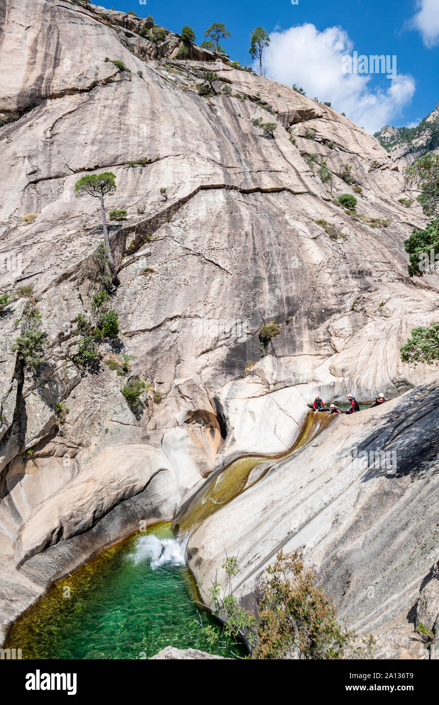 Menschen Canyoning in der berühmten Purcaraccia Canyon in Bavella im Sommer, eine touristische Destination und Anziehungskraft. Korsika, Frankreich Stockfoto