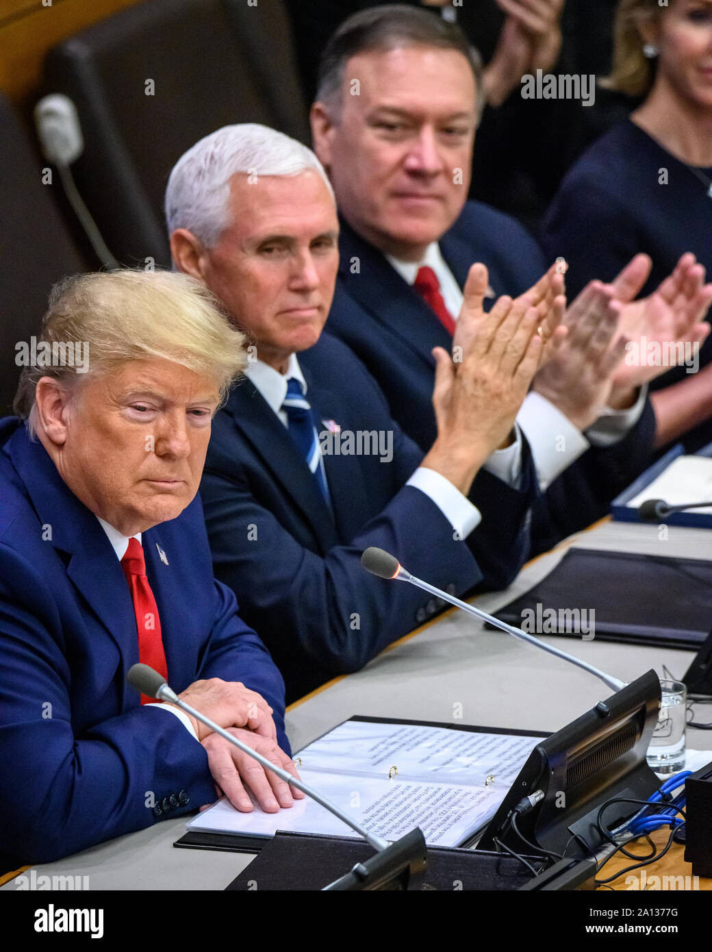 New York, USA, 23. September 2019. New York City. US-Präsident Donald Trump ist unter dem Beifall US-Vizepräsident Mike Pence und Staatssekretär Mike Pompeo, als er die "Weltweiten Aufruf zur Veranstaltung schützen die Religionsfreiheit am UN-Hauptsitz in New York City Adressen. Credit: Enrique Ufer/Alamy leben Nachrichten Stockfoto